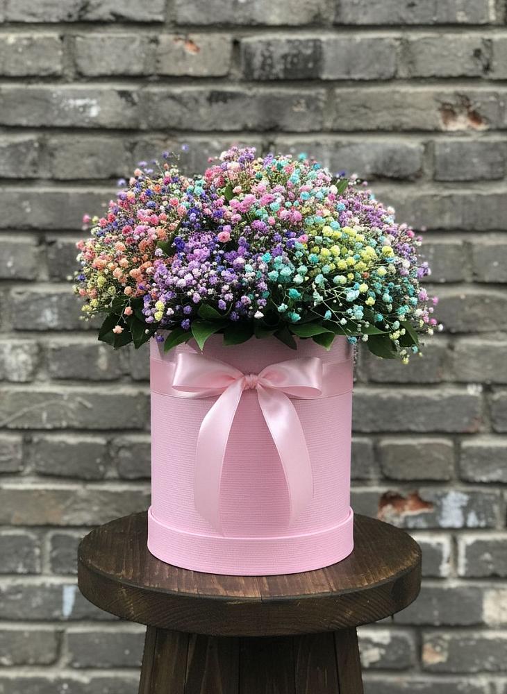 Цветочная композиция из Гипсофила и Розы в шляпной коробке в Сковородино