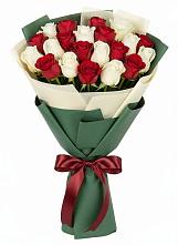 Букет Микс из красных и белых роз в Сковородино