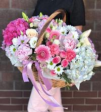 Композиция солнечный день в Сковородино Цветочная композиция из Розы, Хризантемы, Пионы и Лизиантусы в корзине в Сковородино
