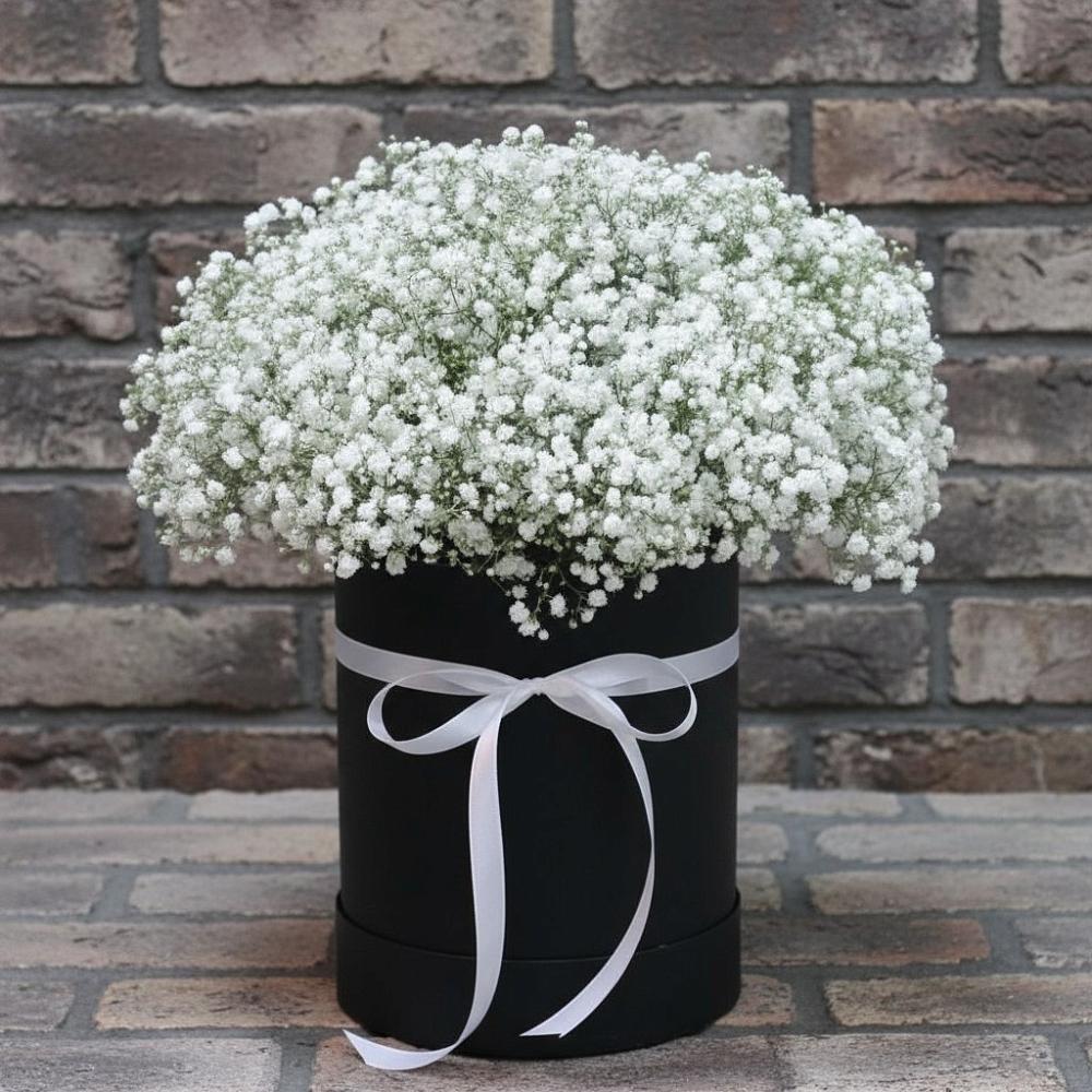 Цветочная композиция из Гипсофила в шляпной коробке в Сковородино