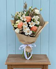 Букет цветов из:  Альстромерии, Лизиантусы, Розы и Хризантемы в Сковородино