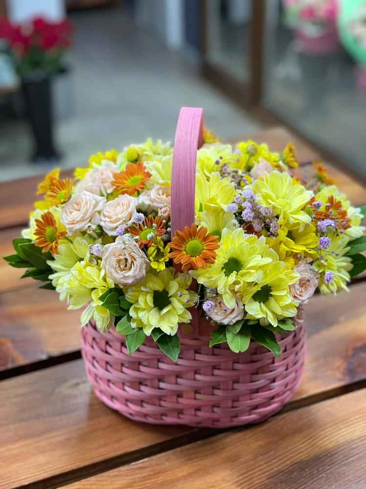 Цветочная композиция из Хризантемы и Розы в корзине в Сковородино