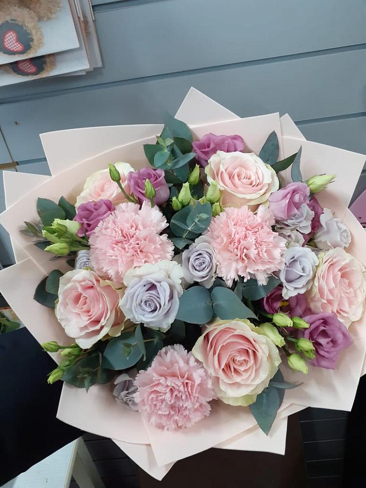 Букет цветов из: Розы, Гвоздики и Лизиантусы в Сковородино